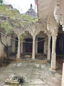 कुलदेवी बायण माताजी का प्राचीन मंदिर।