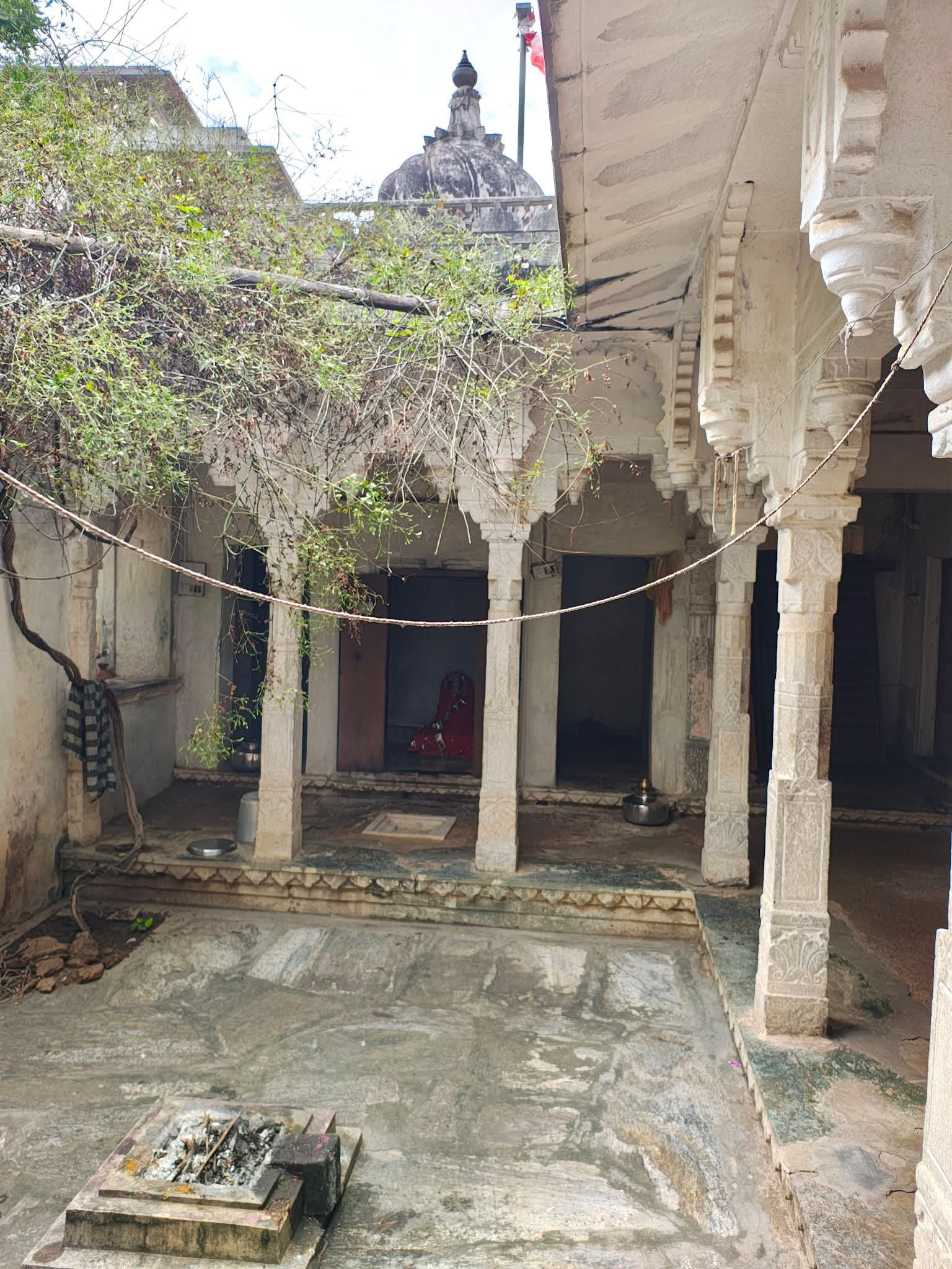 सारंगदेवोत राजपूतों के ठिकाने बाठरड़ा के राजमहल में विराजमान कुलदेवी बायण माताजी का भव्य मंदिर