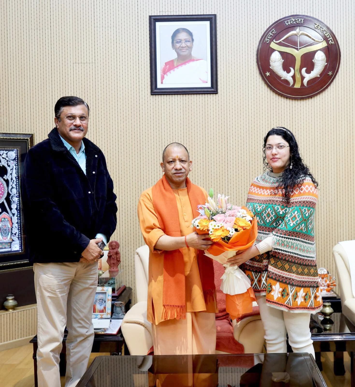 यूपी सीएम योगी आदित्यनाथ से भेंट करते पायलट विक्रम सिंह