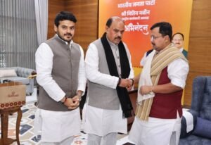 पूर्व मंत्री ठाकुर जयवीर सिंह के पुत्र अभिमन्यु सिंह भी उपस्थित रहे।