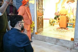 गोरखपुर में गोरखनाथ मंदिर में माथा टेकते बादशाह 