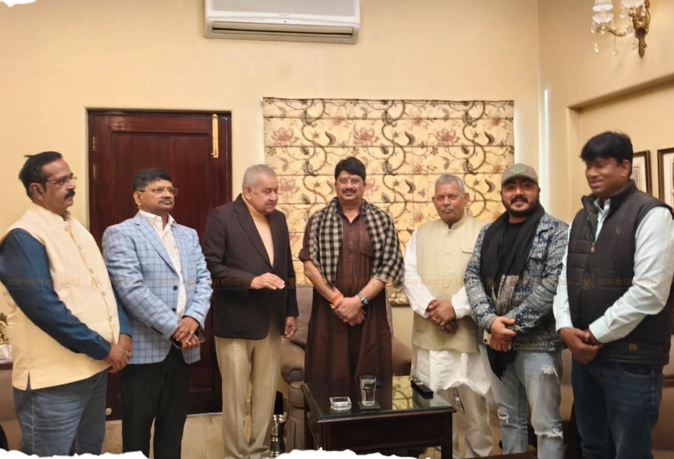 श्री राजा भइया जी से शिष्टाचार भेंट करते छत्तीसगढ़ राज्य के तखतपुर विधानसभा क्षेत्र से भारतीय जनता पार्टी के विधायक श्री धर्मजीत सिंह जी । साथ उत्तर प्रदेश विधान परिषद के सदस्य श्री यशवंत सिंह जी