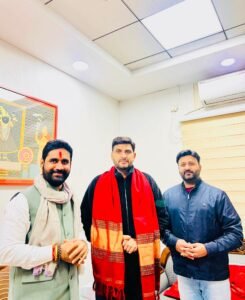 (फोटो: नीरज सिंह के आवास पर हिंदू युवा संगठन के राष्ट्रीय पदाधिकारियों के साथ मुलाकात करते हुए)