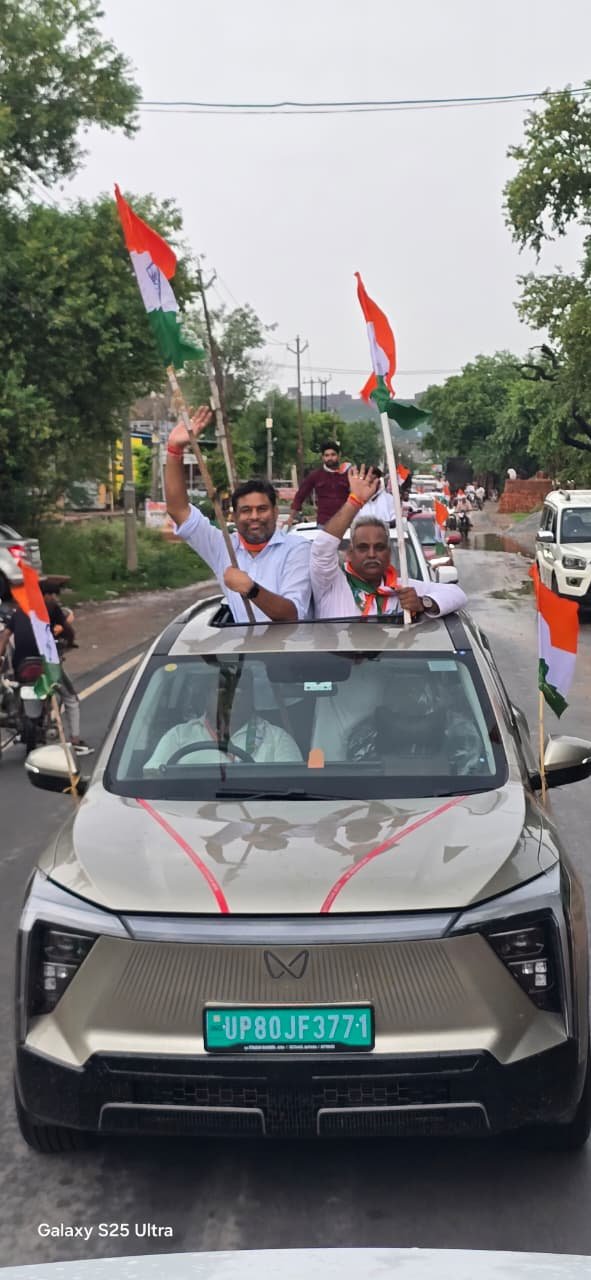 नीरज परमार के नेतृत्व में भव्य तिरंगा यात्रा